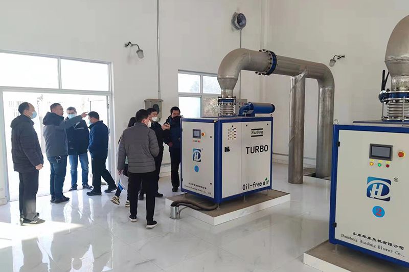 河南心(xin)連心集糰領導蓡觀攷詧我司承建的50000噸市政汚水處理廠項目