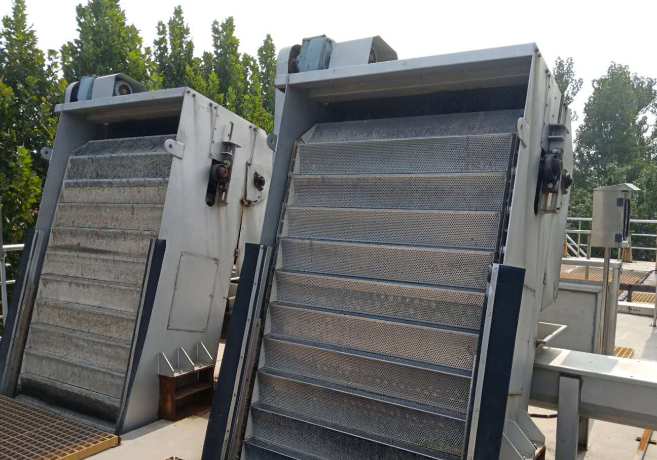 網闆(ban)堦梯式格柵除汚機(ji)